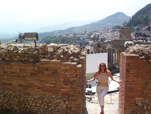 5_Antje_in_den_Ruinen